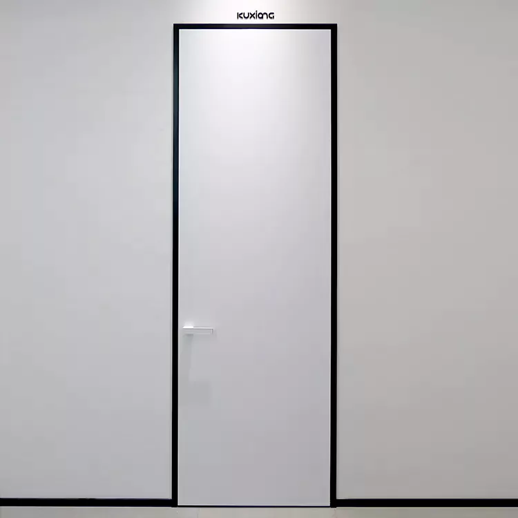 Moderní dřevěné otočné dveře bez barvy